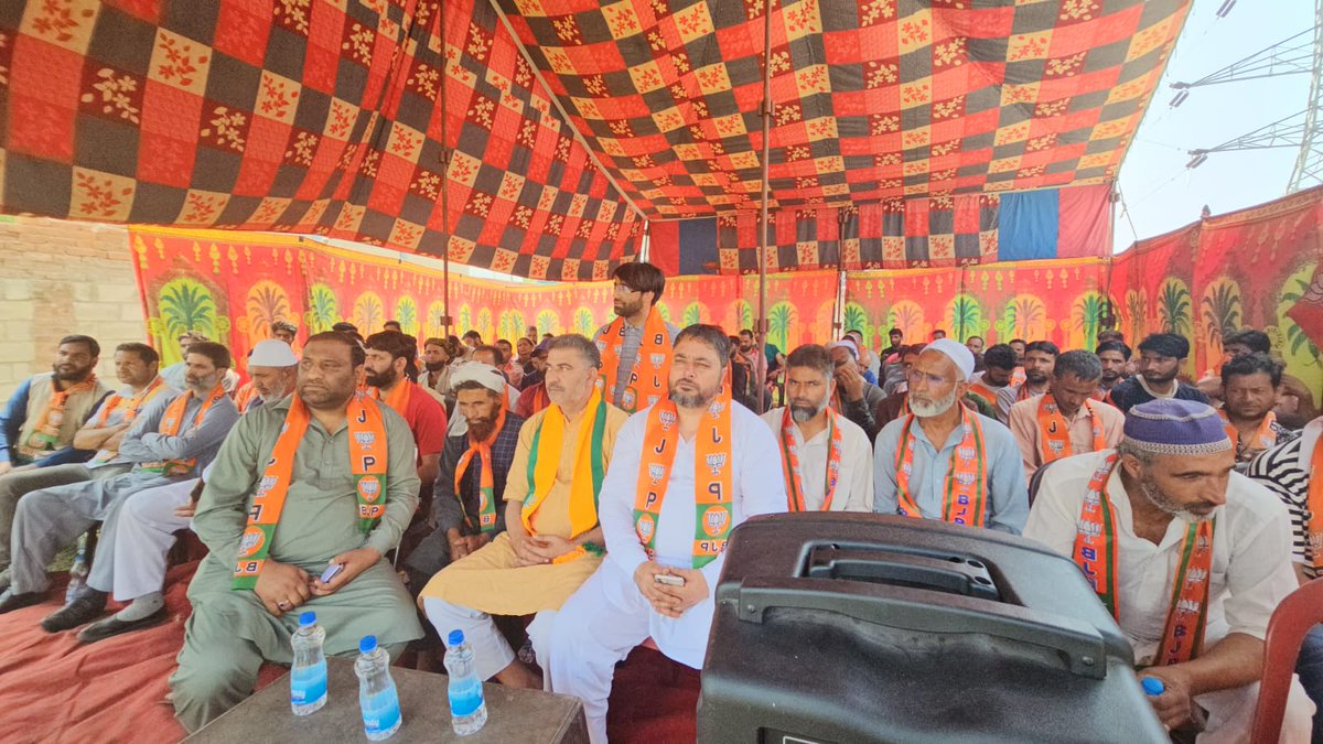 Lateefbhat7866's tweet photo. "Listening to the insightful 'Mann Ki Baat' by PM @narendramodi ji in Pulwama. It fosters a spirit of public participation and nation-building.  #MannKiBaat"
#Pulwama https://t.co/0JGySiwD8q