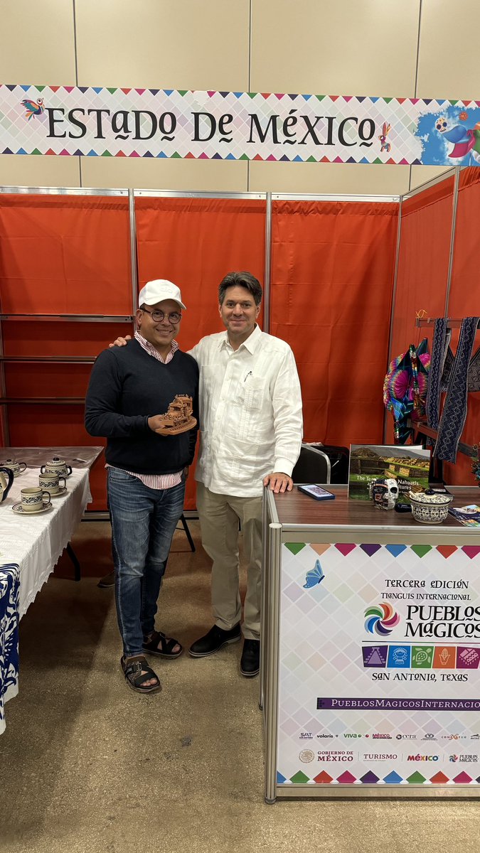 Gracias por su hospitalidad cónsul <a href="/ConsulMexSA/">Consulmex San Antonio</a> <a href="/rminuttizan/">Rubén Minutti Z.🥑</a> por promover el Arte Popular Mexicano en el marco del tercer Tianguis Turístico Internacional de Pueblos Mágicos celebrado en #SanAntonio #Texas , nos vemos pronto en el taller de #AsaelCastilloArtesano
