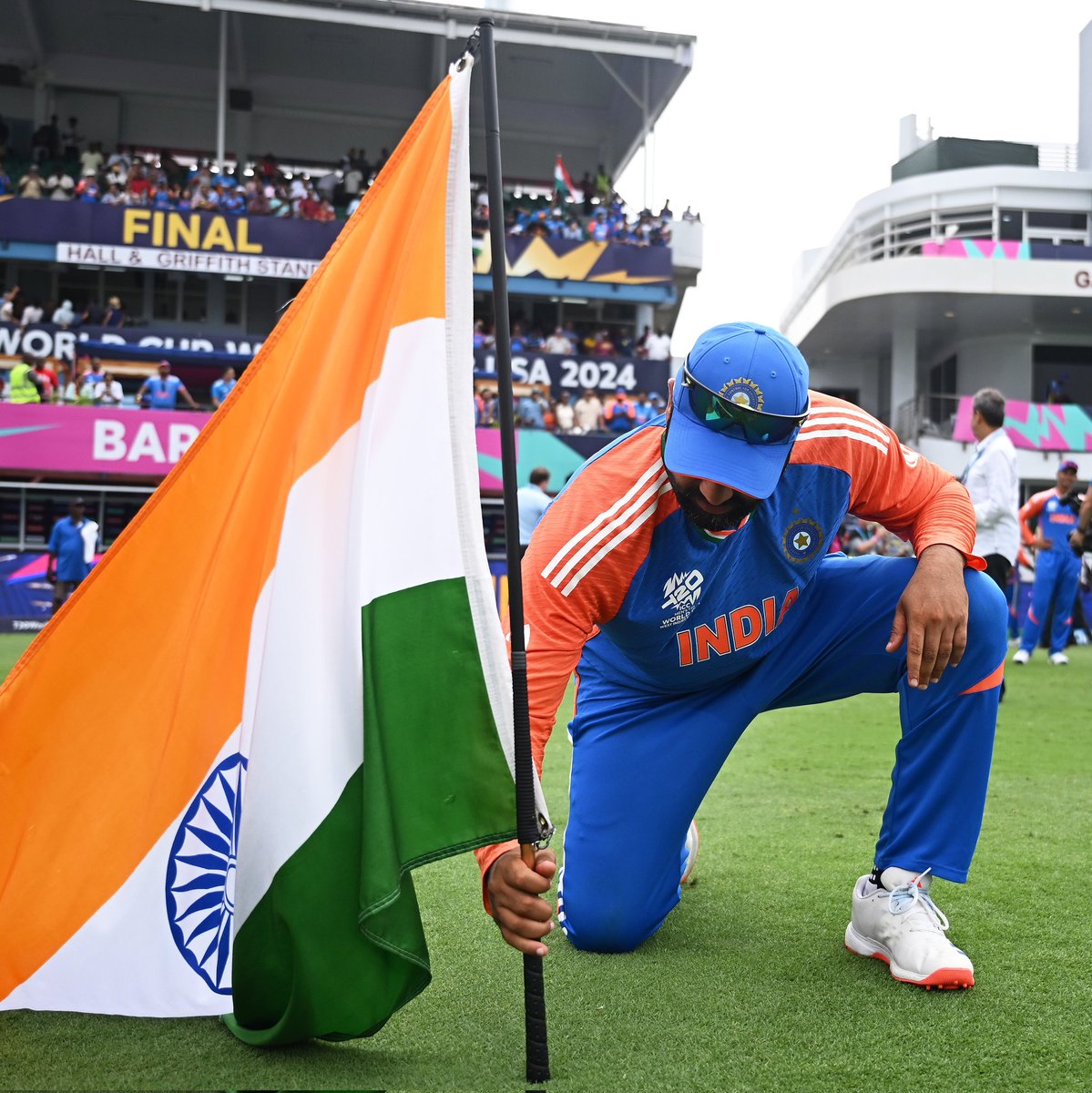 aapkadharm's tweet photo. "जीत का स्वाद"✌️🏆

जरा उस "मैदान की मिट्टी" का स्वाद तो चख लूं, जिस पर खून-पसीना बहाकर "तिरंगे🇮🇳" का मान बढ़ाया है~
#RohitSharma𓃵 💕💕💕👌

#IndiaWinWorldCup #TeamIndia 
#T20WorldCupFinal #ViratKohli𓃵 https://t.co/P9xVGdeWza