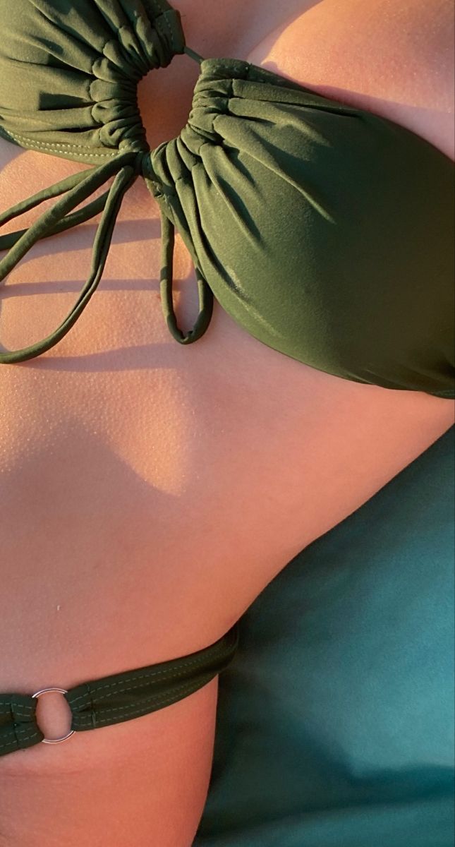 Dün mayolu atınca herkes neden bikini giymedin diye sormuştu. Bugün sizin için giydimmm 🥰 
Herkese günaydin sabah denizin serinliği insani kendine getiriyor yorgunluk bırakmıyor 🏵️🌝