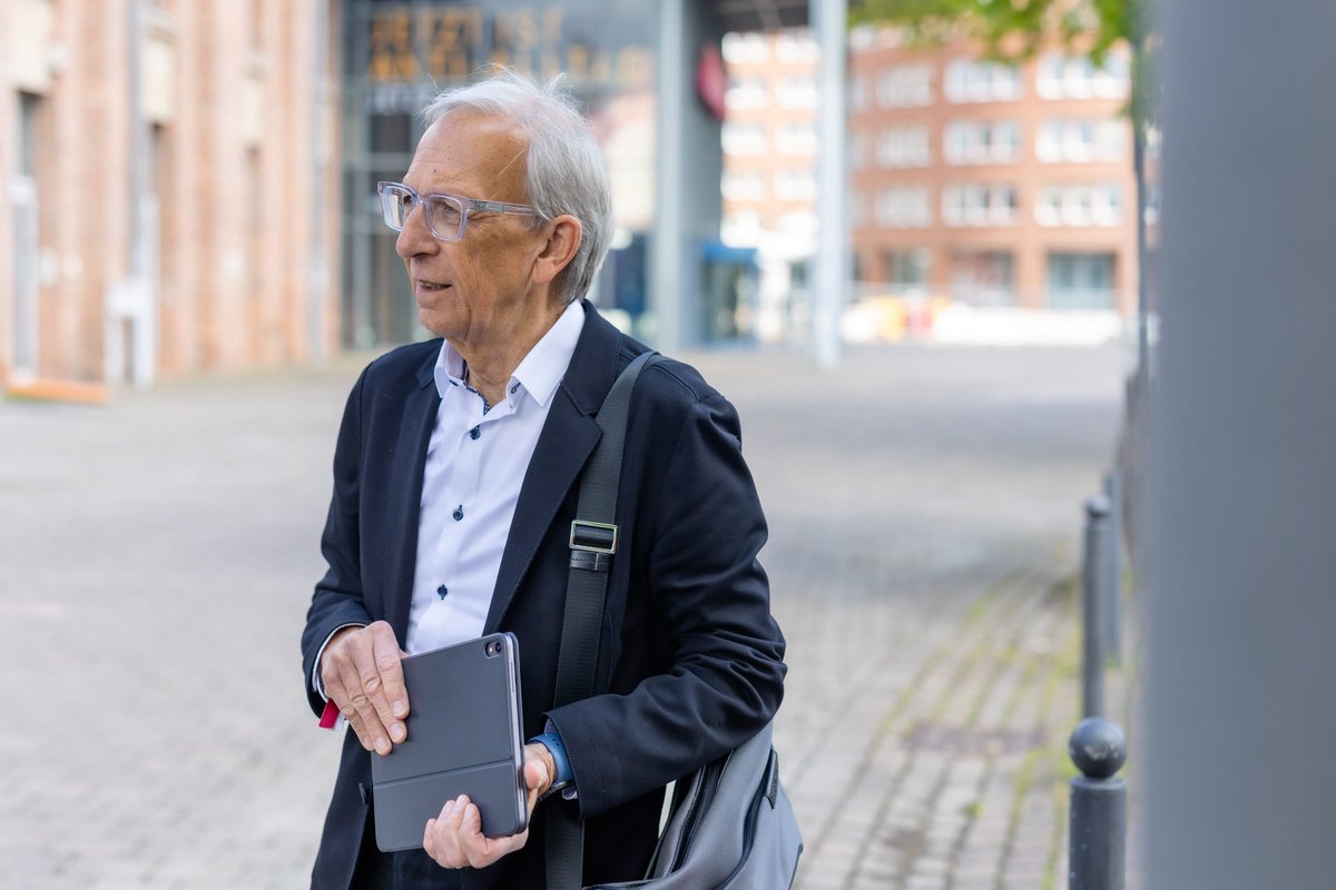 Durch die angekündigte Apothekenreform droht am Ende ein Systemwechsel – Apotheken ohne Apothekers. Und perspektivisch sogar Mehrbesitz, Automaten-Apotheken und Drogerien als Arzneimittelverkaufsstellen. Mehr in meinem lieben Tagebuch: bit.ly/3xDYa1E