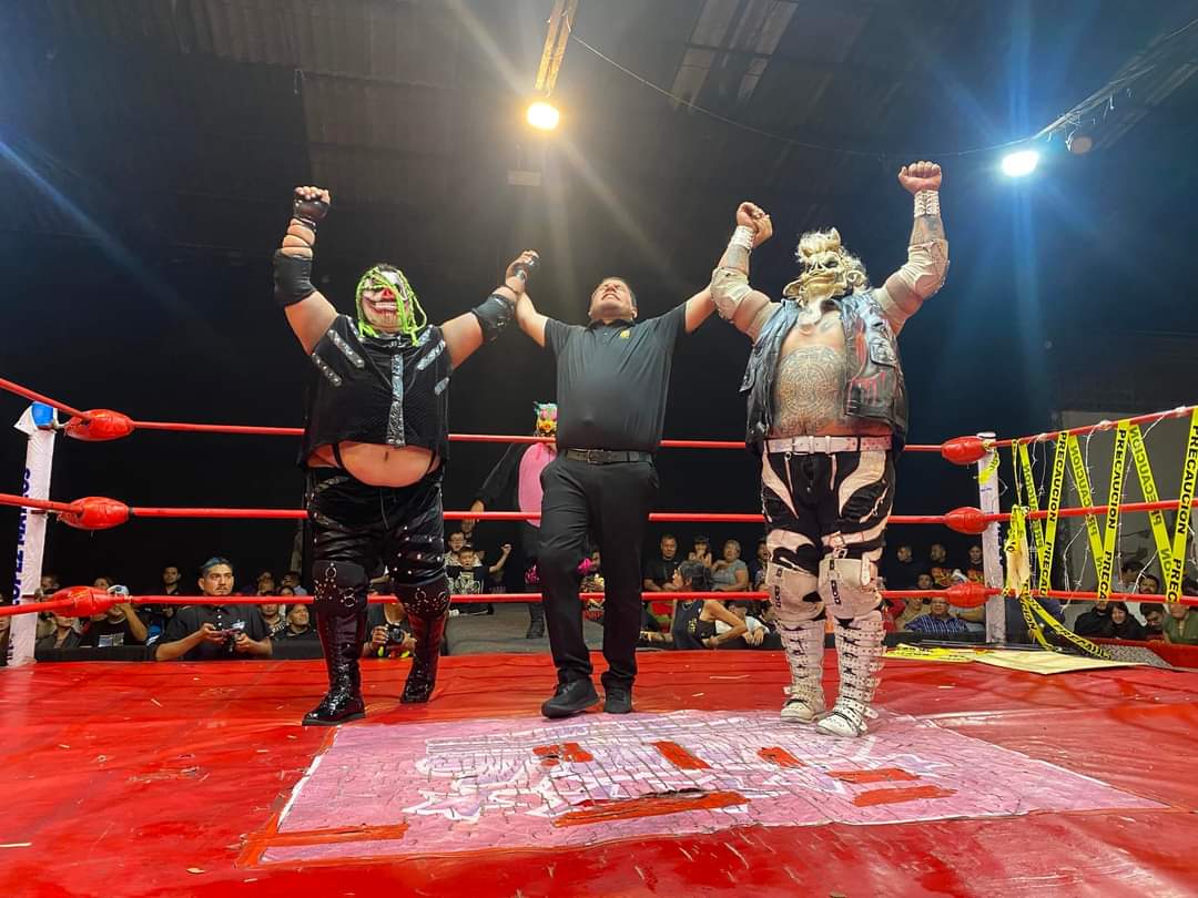 LaTijeraLucha's tweet photo. La #ArenaLopezMateos se convierte en el máximo cochinero de la #PuerquizaExtrema, con un choque recio donde #PigDestroyer, #PigPool y #PigDestructor se logran imponer a #Vangellys, #IvanRokov (quien sale sangrando de la frente) y #CartaBrava... https://t.co/pWhGGFgQ4e