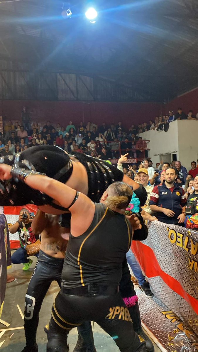 LaTijeraLucha's tweet photo. La #ArenaLopezMateos se convierte en el máximo cochinero de la #PuerquizaExtrema, con un choque recio donde #PigDestroyer, #PigPool y #PigDestructor se logran imponer a #Vangellys, #IvanRokov (quien sale sangrando de la frente) y #CartaBrava... https://t.co/pWhGGFgQ4e