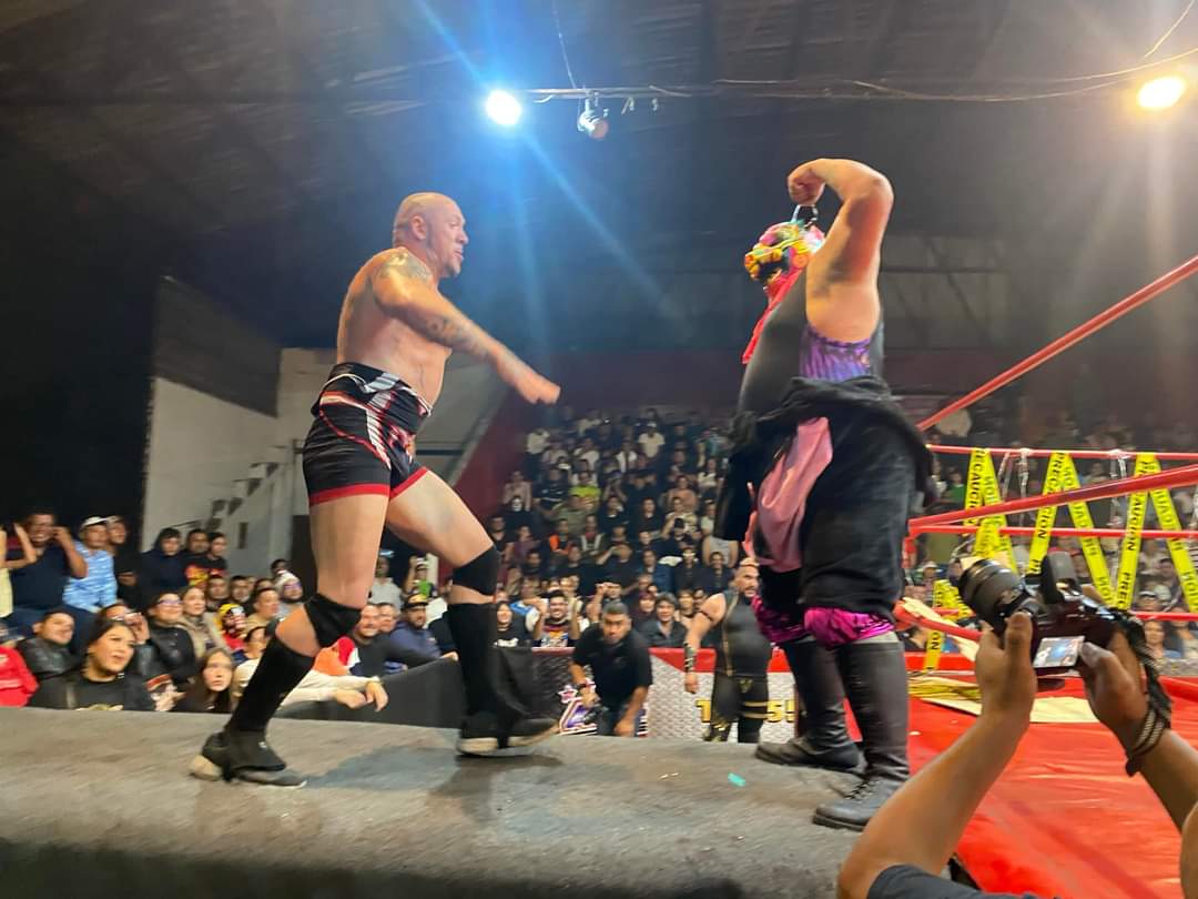 LaTijeraLucha's tweet photo. La #ArenaLopezMateos se convierte en el máximo cochinero de la #PuerquizaExtrema, con un choque recio donde #PigDestroyer, #PigPool y #PigDestructor se logran imponer a #Vangellys, #IvanRokov (quien sale sangrando de la frente) y #CartaBrava... https://t.co/pWhGGFgQ4e