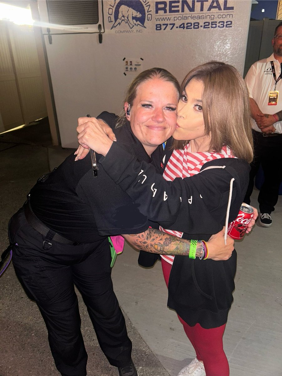 Absolutezero82's tweet image. This cute lady right here is one of the most amazing people I've ever met. An absolute beauty and a total sweetheart. Thanks for the hugs, @PaulaAbdul ❤️