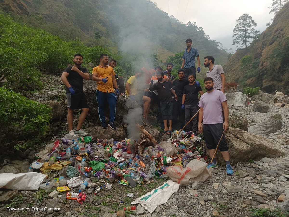KhajuriaPawan's tweet photo. देवी पिंडी में माँ के दर्शन करने आयें लेकिन कृपा करके कूड़ा करकट ना फैलायें 🙏
#DeviPindi https://t.co/5bFNhJPhu9