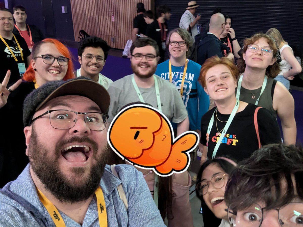 I got so distracted by how massive TwitchCon was that I forgot to take more photos! If you find me today, come and grab me for a selfie!

#TwitchconEU