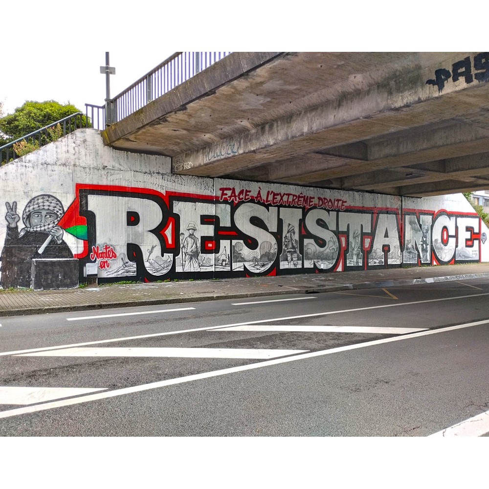 ContreAttaque_'s tweet photo. NANTES : GRANDE FRESQUE POUR LA RÉSISTANCE

Ce samedi 29 juin à #Nantes, à la veille d'élections cauchemardesques, une équipe d'antifascistes créatifs a réalisé une immense fresque «Résistance».

Notre article et encore plus de photos ici : https://t.co/p8w5dVXsZw https://t.co/zmhDSwmWHl
