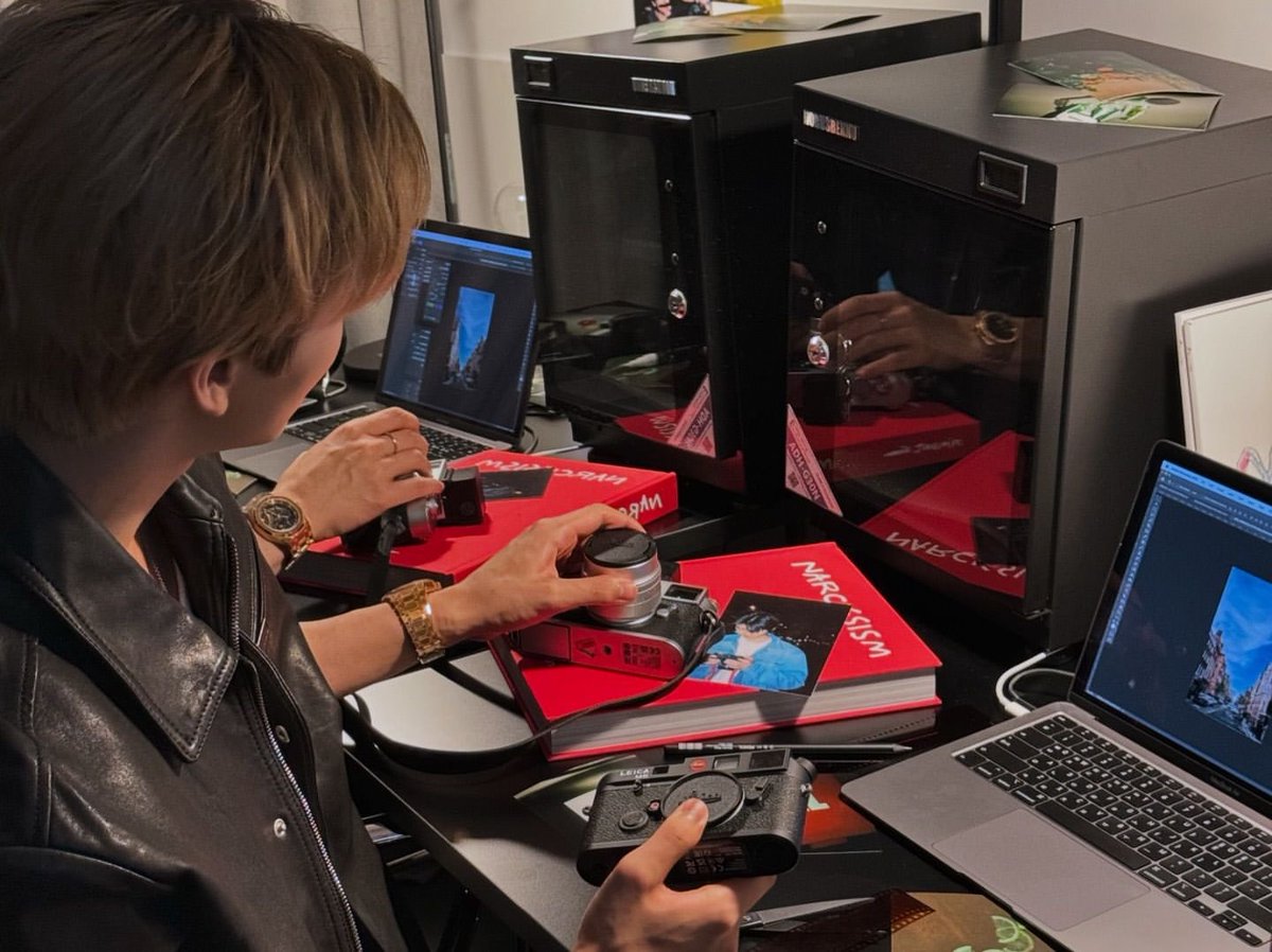 กุร้องไห้จนตายให้ภาพนี้จริงๆ เท่มาก เขาถือกล้องสองมือเลย เขาในโหมดทำงานอีกบทบาทนึงมันโคตรเท่เลย