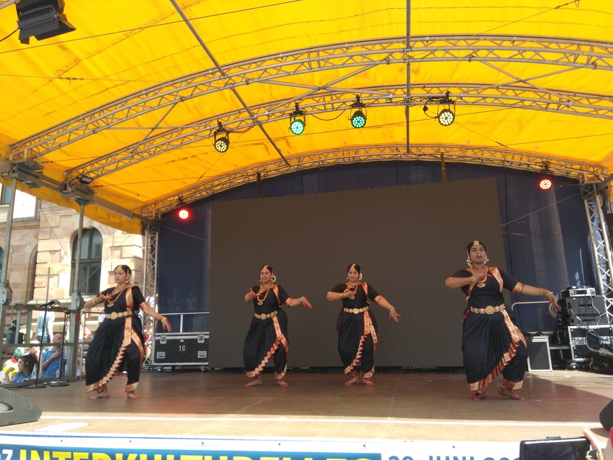 GoldrauschEntS's tweet photo. 47. Interkulturelles Sommerfest am 29. Juni 2024 auf dem Schlossplatz #Wiesbaden @Stadt_Wiesbaden war super💃🏽🕺🏽#InterkulturellesSommerfest #Kultur #Tradition #culture #interkulturell #interculturel #Tanz #Tänze #dance #music #Musik #Essen #Food #Leben #life #Natur #Sommer #summer https://t.co/Ea0pM4Tfs2