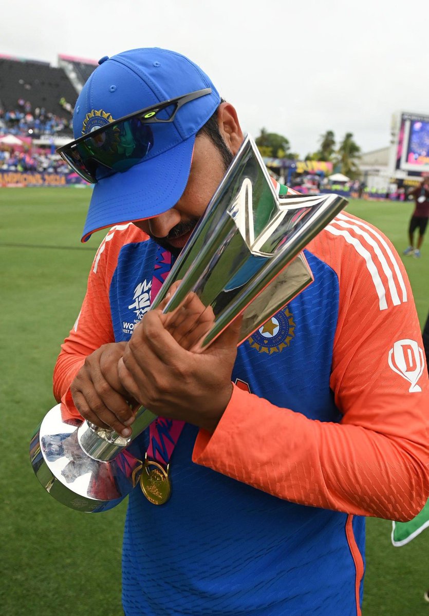 IAmBitan45's tweet photo. Pinned📌 🥹🇮🇳🧿💙

Thank You, Captain! 🇮🇳🥹

#RohitSharma𓃵 | #T20WorldCup2024 https://t.co/faD4PFnWol
