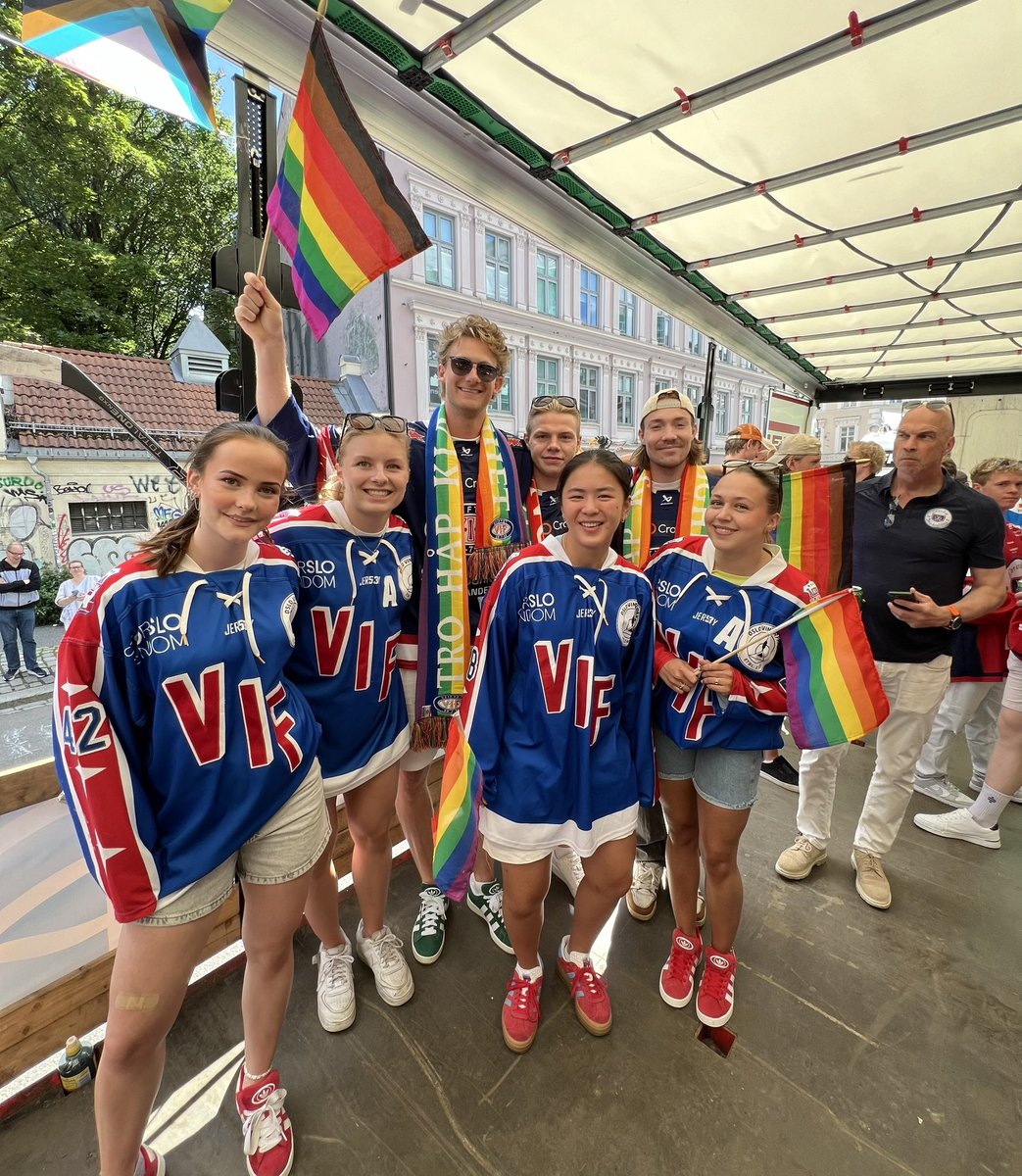 nitten_no's tweet photo. 🏳️‍🌈 @ehlnoo stilte med egen flåte i Pride-paraden og fikk stor oppslutning fra ulike klubber og supportere som bidro til å sette farge på hovedstaden🙌 https://t.co/r9bx5ISifP