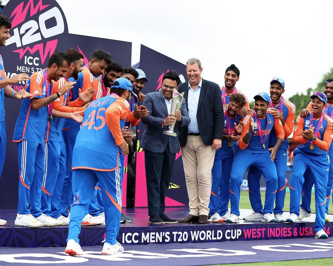 _tripathi_101's tweet photo. #IndiaWinWorldCup #RohitShamra #T20WorldCupFinal

जीत का जश्न आखिर माना ही लिया.... World Cup ki trophy आखिरकार हाथ में उठा ही ली।

जीत की इस खुशी में शब्दों से कैसे जाहिर करे। लेकिन इस खुशी के बीच रोना भी आ गया जब 2 हस्तियों ने अपने संस्यास की खबर सुना दी। @ImRo45 @imVkohli https://t.co/15x3J018FQ