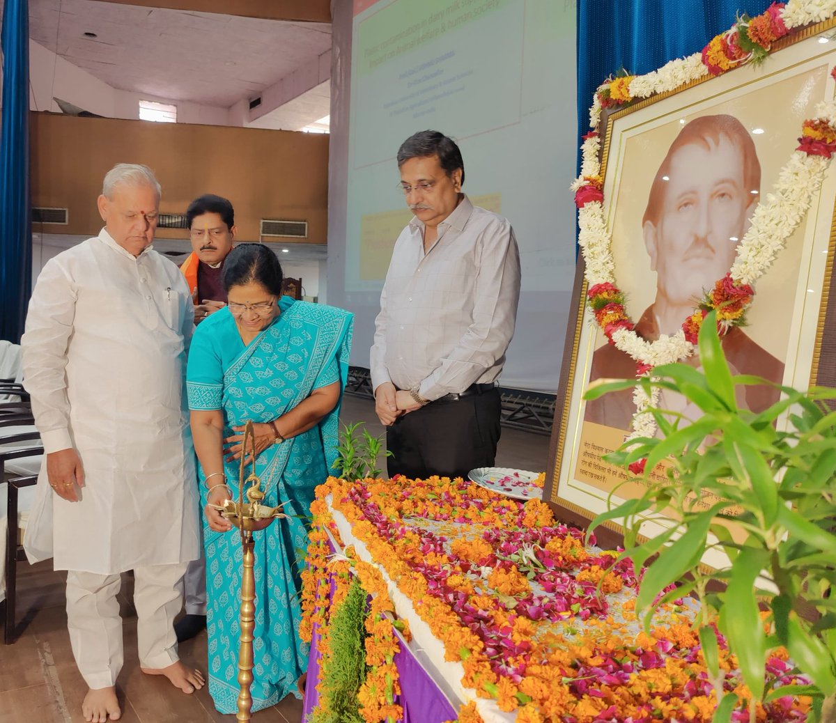 Manju4bjp's tweet image. आज जेएलएन मार्ग स्थित ऑडिटोरियम इंदिरा गांधी पंचायती राज संस्थान में इलैक्ट्रोहोम्योपैथी चिकित्सा परिषद् जयपुर द्वारा आयोजित &quot;सिंगल यूज प्लास्टिक के खतरे और हमारा कर्तव्य&quot; विषय पर संगोष्ठी में उपस्थित रही। यहां &apos;एक्जिमा - इलेक्ट्रोपैथी उपचार&apos; पुस्तक का लोकार्पण भी किया साथ ही…