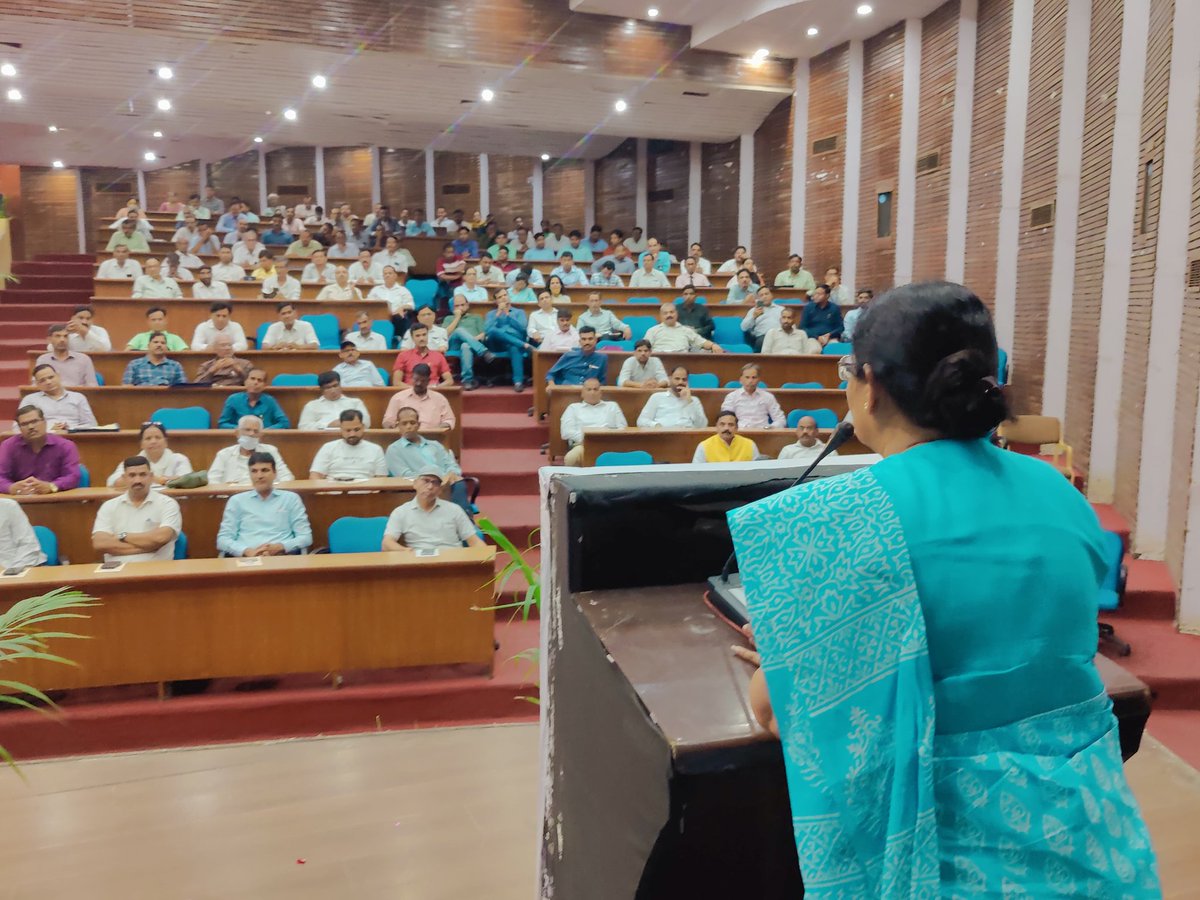 Manju4bjp's tweet image. आज जेएलएन मार्ग स्थित ऑडिटोरियम इंदिरा गांधी पंचायती राज संस्थान में इलैक्ट्रोहोम्योपैथी चिकित्सा परिषद् जयपुर द्वारा आयोजित &quot;सिंगल यूज प्लास्टिक के खतरे और हमारा कर्तव्य&quot; विषय पर संगोष्ठी में उपस्थित रही। यहां &apos;एक्जिमा - इलेक्ट्रोपैथी उपचार&apos; पुस्तक का लोकार्पण भी किया साथ ही…