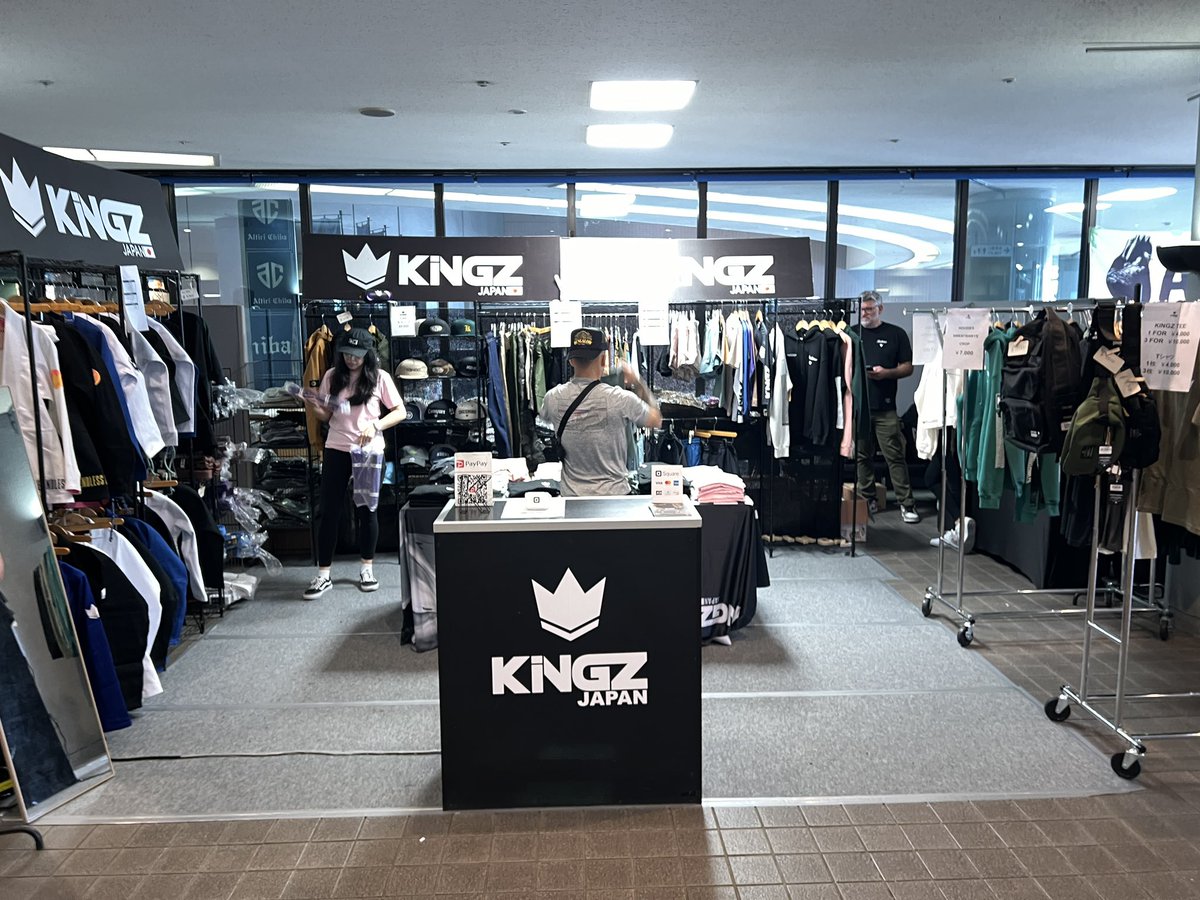 jiujitsunavi's tweet image. 【#IBJJFアジア】

「IBJJFアジア柔術選手権2024」最終日に是非物販でお買い物しましょう！

KINGZ JAPAN @kingzのブースは会場2階になります。

新作道着、Tシャツ、キャップも沢山準備されています！

#IBJJF
#JBJJF
#アジア柔術選手権2024
#KINGZ