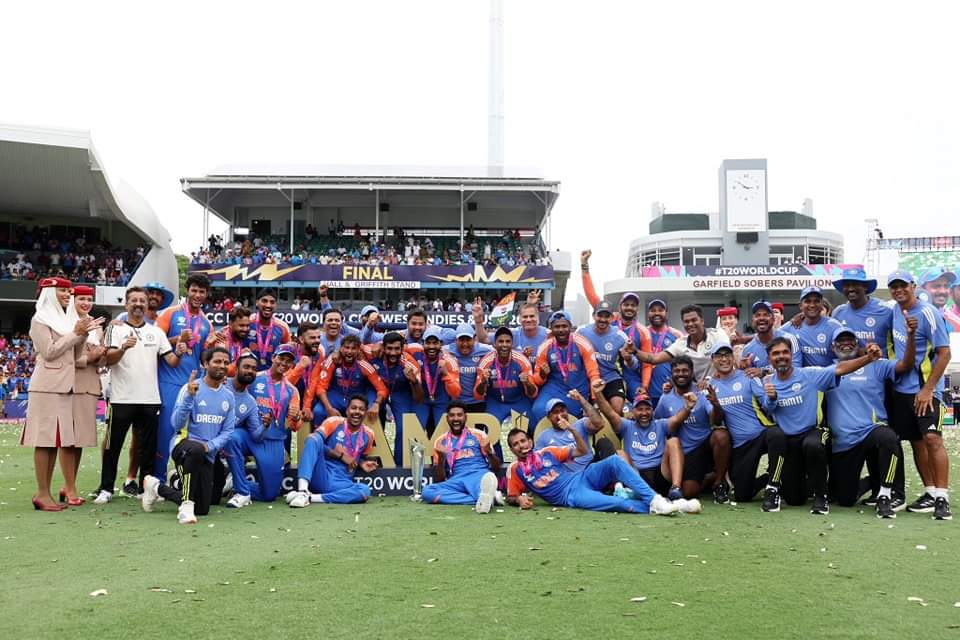 bansode_devidas's tweet image. 𝗖.𝗛.𝗔.𝗠.𝗣.𝗜.𝗢.𝗡.𝗦 🏆#TeamIndia 🇮🇳 HAVE DONE IT! 

#WorldChampions🏆 #Hitman #ViratKohli #RohitSharma𓃵