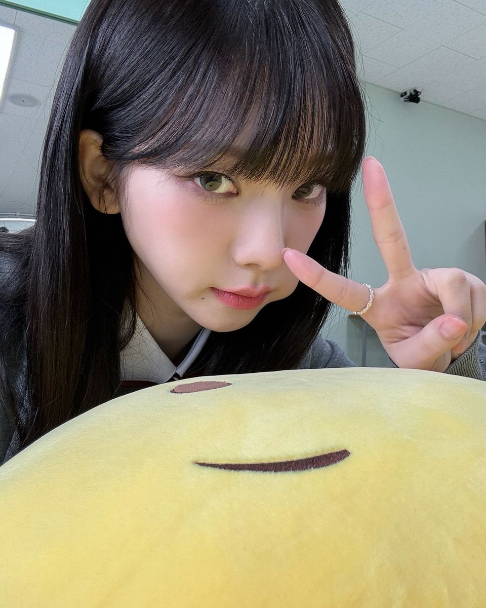 KATR1INA's tweet photo. 𝙖𝙚𝙨𝙥𝙖𝙧𝙩𝙮 rewinds time and makes the memories of high School flash. Just like the ordinary student, front camera and mirror selfie always become girl's thing to kill boredom. https://t.co/pKJU0FCHke