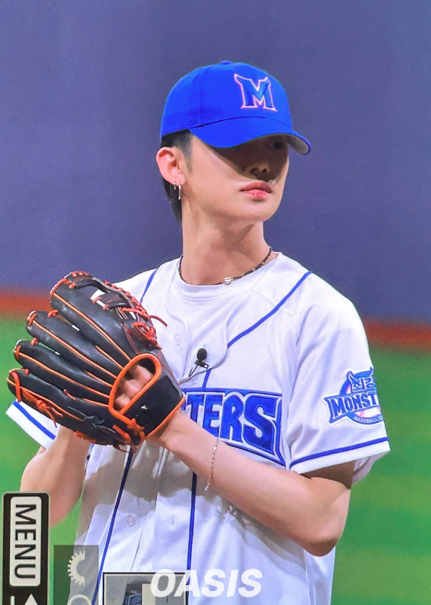 AboutMusicYT's tweet photo. TXT's Yeonjun throws the first pitch today. https://t.co/mXAyrnLHs1