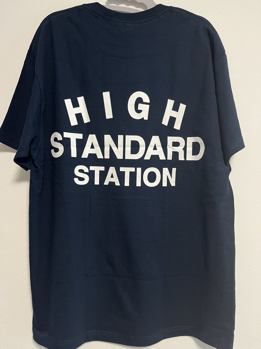 power_zenkai_'s tweet image. 10代から着てるHIGH!STANDARDのTシャツと同じ物を20代で探しまわり 見つからずに諦めていたのですが この度 復刻され 無事に購入致しました！カラーは同じブラック×ホワイトの設定が無く ネイビーにしました。形もリニューアルされています。はぁ 幸せ❣️
#highstandard
#ハリウッドランチマーケット