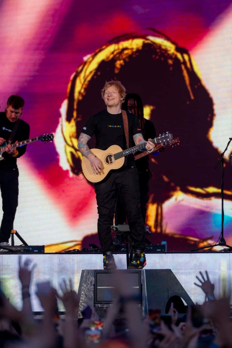 ✨ Ed Sheeran emociona a Tenerife y al mundo en un concierto mágico frente a 35000 personas. 
 
🎆 Todo ello acompañado de una espectacular puesta en escena. Fuegos artificiales y uno de los escenarios más grandes vistos en el Archipiélago han hecho de esta una noche inolvidable.
