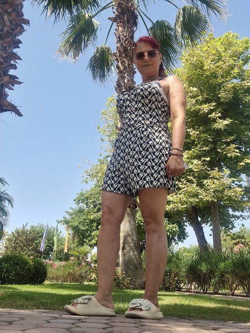 Good morning! You know what to do? Kneel and kiss my feet! https://t.co/i15bF2hJir