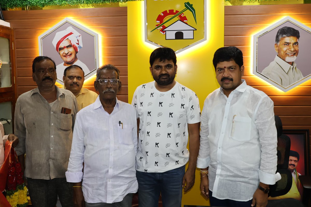 KolluROfficial's tweet photo. ఈ రోజు ఉదయం రాష్ట్ర మైన్స్ జియాలజీ & ఎక్సైజ్ శాఖ మంత్రివర్యులు శ్రీ కొల్లు రవీంద్ర గారిని తన నివాసం లో మర్యాద పూర్వకంగా కలిసిన డైరెక్టర్ మారుతి గారు.
#AdminPost #DirectorMaruti #KolluRavindra #NaraChandrababuNaidu #KutamiTsunami #TeluguDesamParty #Machilipatnam #AndhraPradesh https://t.co/tJ5OEkhmAL