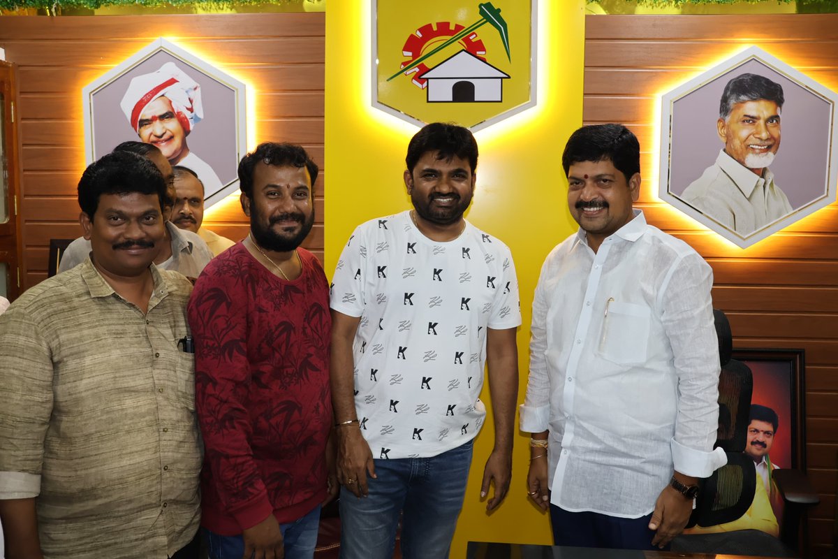 KolluROfficial's tweet photo. ఈ రోజు ఉదయం రాష్ట్ర మైన్స్ జియాలజీ & ఎక్సైజ్ శాఖ మంత్రివర్యులు శ్రీ కొల్లు రవీంద్ర గారిని తన నివాసం లో మర్యాద పూర్వకంగా కలిసిన డైరెక్టర్ మారుతి గారు.
#AdminPost #DirectorMaruti #KolluRavindra #NaraChandrababuNaidu #KutamiTsunami #TeluguDesamParty #Machilipatnam #AndhraPradesh https://t.co/tJ5OEkhmAL