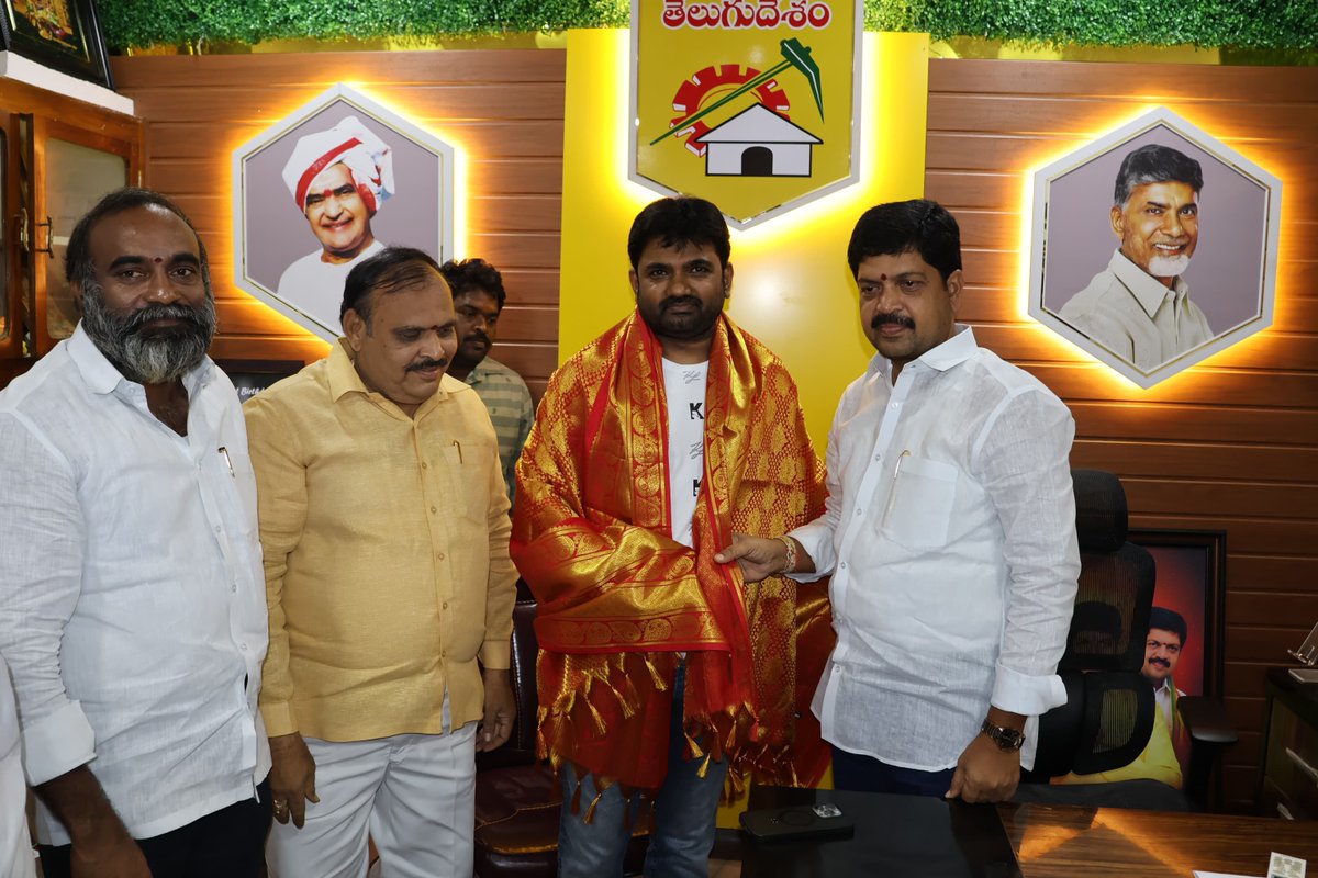 KolluROfficial's tweet photo. ఈ రోజు ఉదయం రాష్ట్ర మైన్స్ జియాలజీ & ఎక్సైజ్ శాఖ మంత్రివర్యులు శ్రీ కొల్లు రవీంద్ర గారిని తన నివాసం లో మర్యాద పూర్వకంగా కలిసిన డైరెక్టర్ మారుతి గారు.
#AdminPost #DirectorMaruti #KolluRavindra #NaraChandrababuNaidu #KutamiTsunami #TeluguDesamParty #Machilipatnam #AndhraPradesh https://t.co/tJ5OEkhmAL