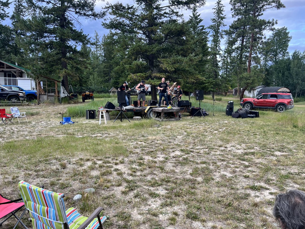 HelloFuckYu's tweet image. Supporting some old friends with their outdoor jam