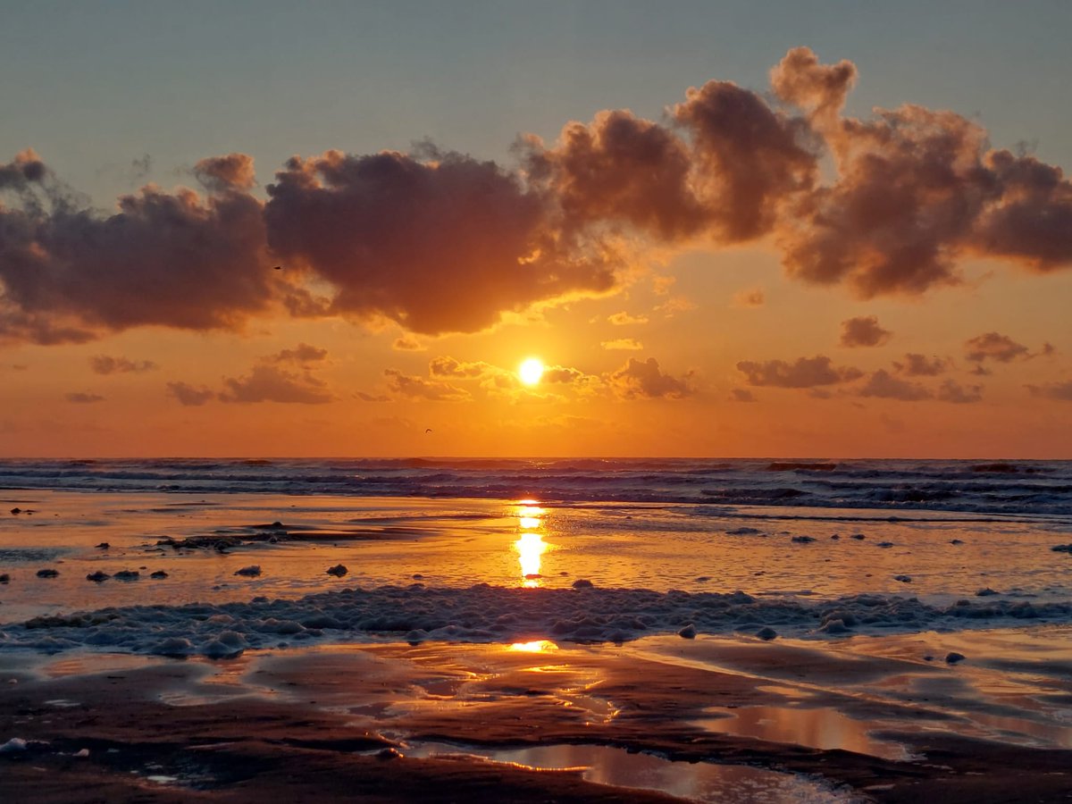 HettieZurMuhlen's tweet photo. #landen is het thema vandaag van #junieke_fotografie van @SiaWindig : de laatste dag van een inspirerende #fotochallenge. Dankjewel 🌹 Het prille en late #licht bij #zee en #wad, het verlaten #hooggebergte en vooral mijn #zonen zijn mijn #thuis🍀 https://t.co/ypvdjpqUMU