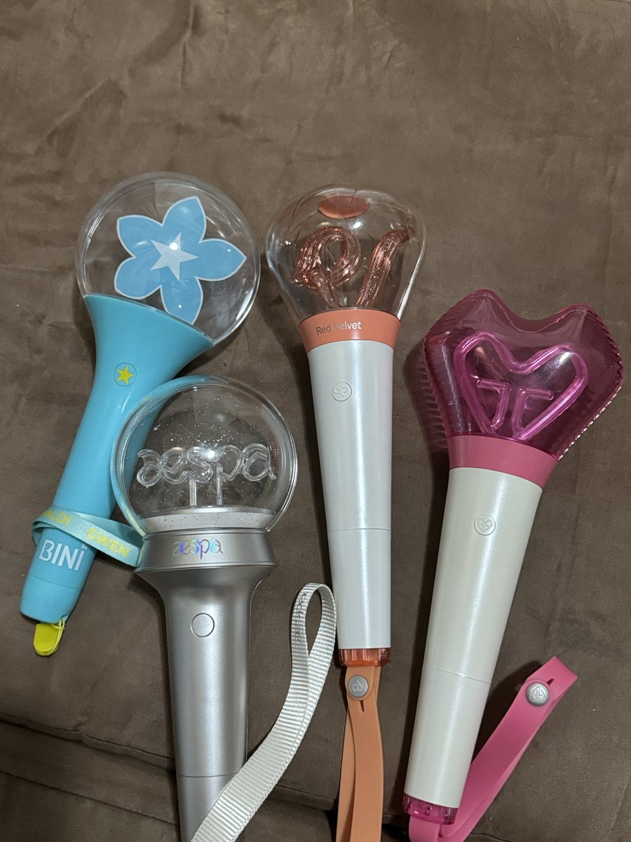 richelja's tweet photo. my lightstick collection, all-rounder groups only :> https://t.co/HhOQhZonim