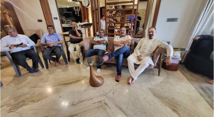 vimal_kagathara's tweet photo. "મન કી બાત,મોદીજી કે સાથ"

આજરોજ આદરણીય પ્રધાનમંત્રી શ્રી @narendramodi સાહેબનો "મન કી બાત" કાર્યક્રમ વોર્ડ પ્રભારી @Ashokvasiyar8 ના ઘરે નિહાળ્યો આ તકે ધારાસભ્ય શ્રી @divyeshakbari79
જી ઉપસ્થિત રહ્યાં હતા તથા અન્ય આગેવાનો ઉપસ્થિત રહ્યા હતા.

#MannKiBaat2024 https://t.co/KzE7xkCqAw