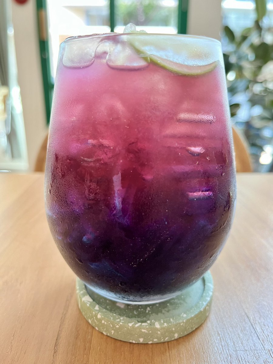 AlphabetHome's tweet photo. プロムシー通りのAnchan CafeのAnchan Galaxy(写真の飲み物)は見た目涼しく、アントシアニンが含まれていて健康にも良いそうです。

#バンコク生活 https://t.co/tWscX44ZA9