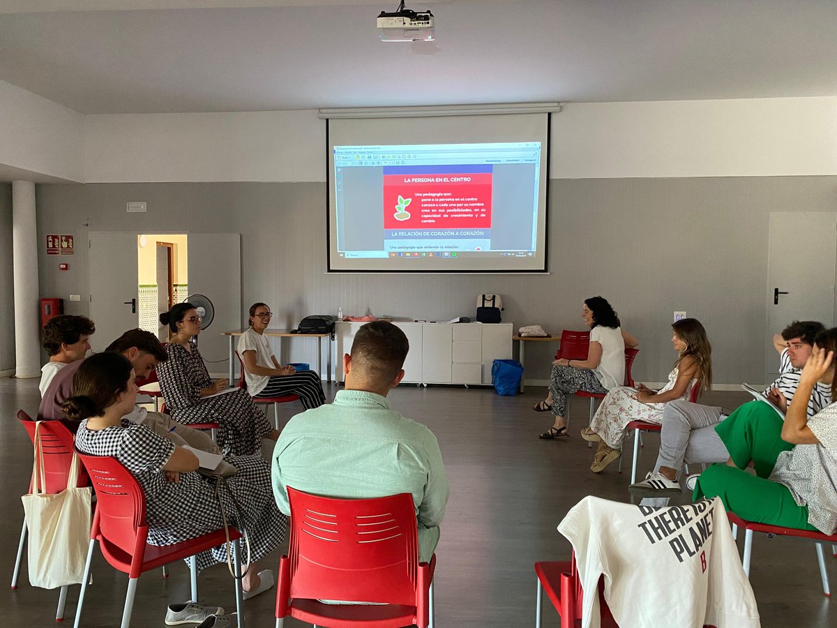 SP_Solidaria's tweet photo. Ayer celebramos la última formación y el envío del grupo de voluntariado que este verano vivirá su experiencia en los colegios de las @ADCSpinola en Angola https://t.co/4XmHTa36E6