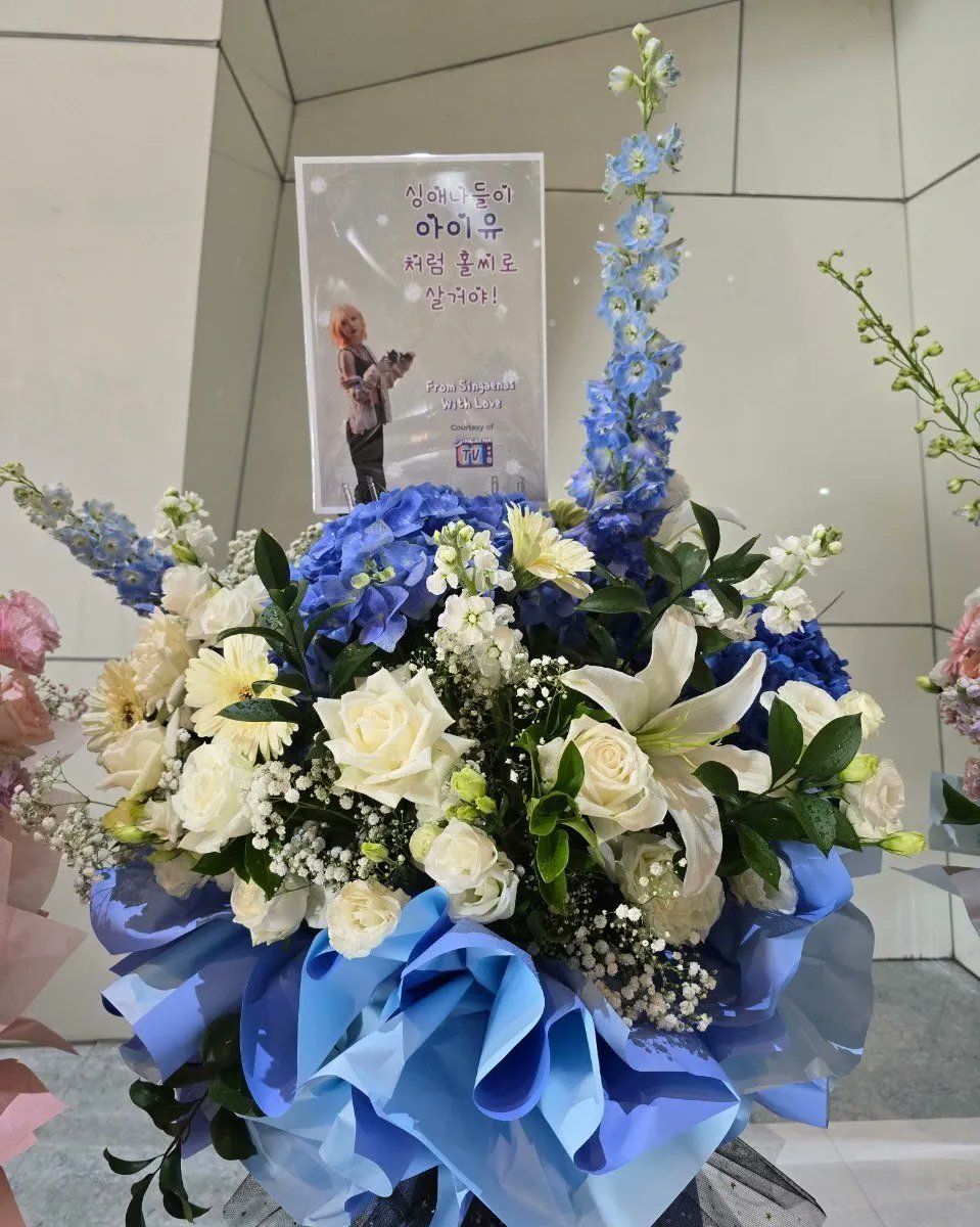 SingaenaTV's tweet photo. Thank U to @IU_HERinBKK for helping arrange these very gorgeous flowers (impressed with the florist) to @_IUofficial in Bangkok!
Translation: Singaenas will live as a dandelion seed like IU!
#아이유 #IU #dlwlrma #IUinBKK #HER_ProjectTH #IUwithBangaena #HEREH_WORLD_TOUR_IN_BKK https://t.co/V9Se4bsElS