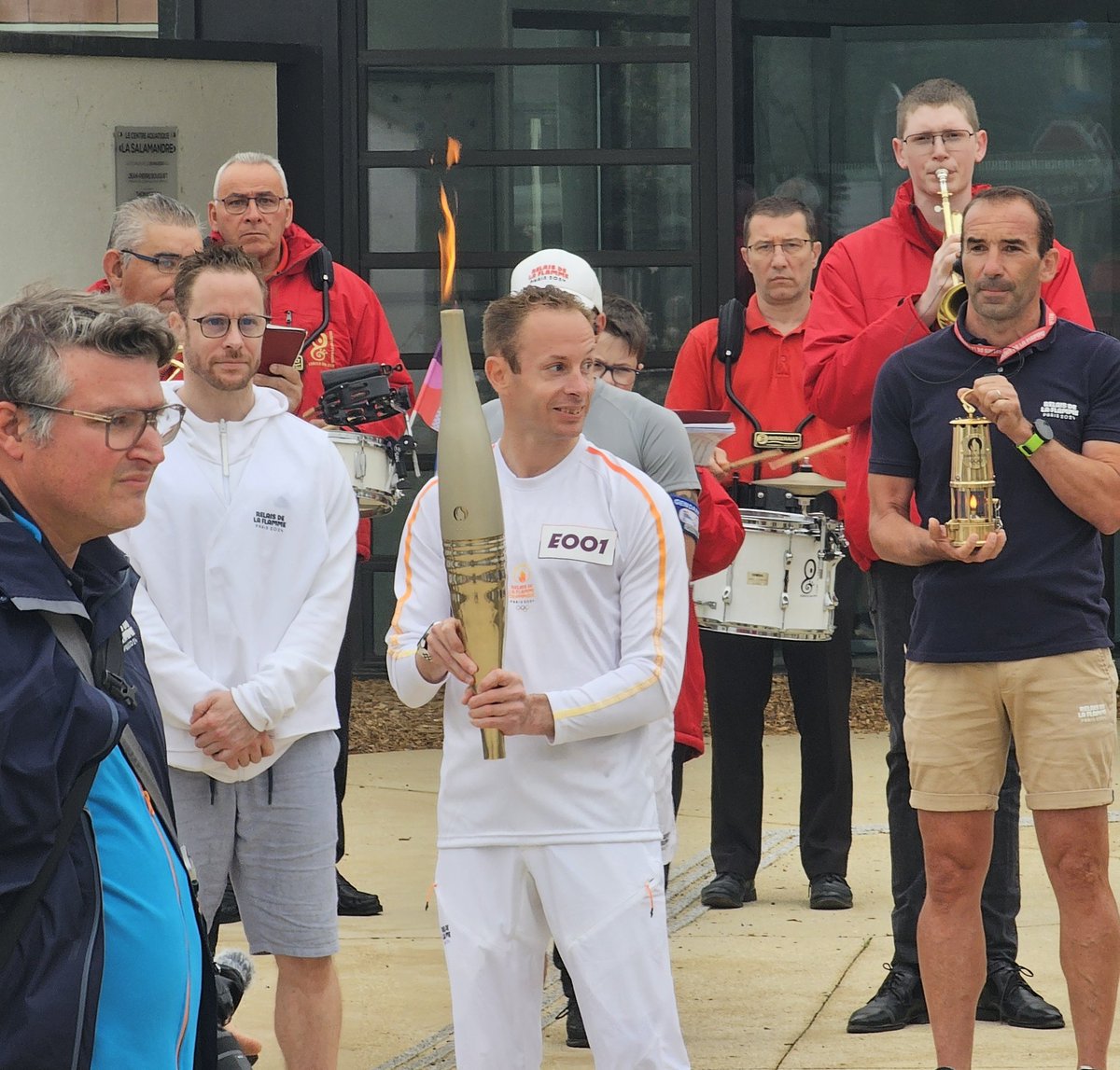 BlanchardRaphaL's tweet photo. 🔥 Premiers instants de la Flamme Olympique dans le @DptMarne à #VitryleFrançois avec Michael Ohlert, premier relayeur.
Remise d'un cadeau à @JpierreBouquet par @JM_Roze pour saluer l'investissement de la commune ce 30 juin malgré la météo.
#auxCouleursdesJeux https://t.co/EwHkKnLZM3