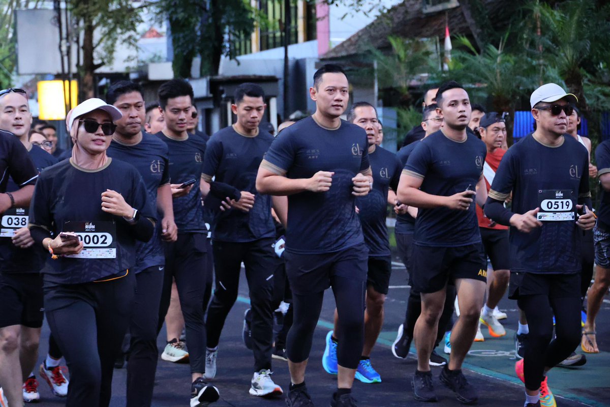 AgusYudhoyono's tweet photo. Memulai minggu pagi dengan olahraga bersama warga Bandung. Mengelilingi kota Bandung sambil lari dengan teman-teman peserta El Run 2024. Terima kasih para panitia yang telah menyelenggarakan acara seru ini. Selamat kepada para finisher. Kalian luar biasa! https://t.co/7Xr5WemKgx