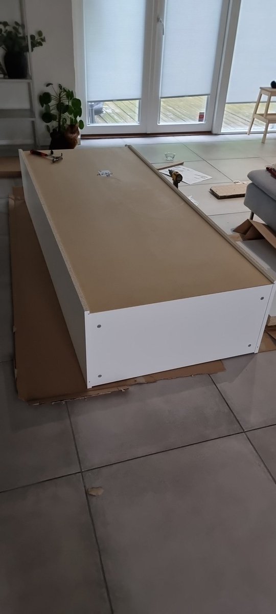 Ktoś mi w nocy złożył szafę.
Ciekawe kto 🤔