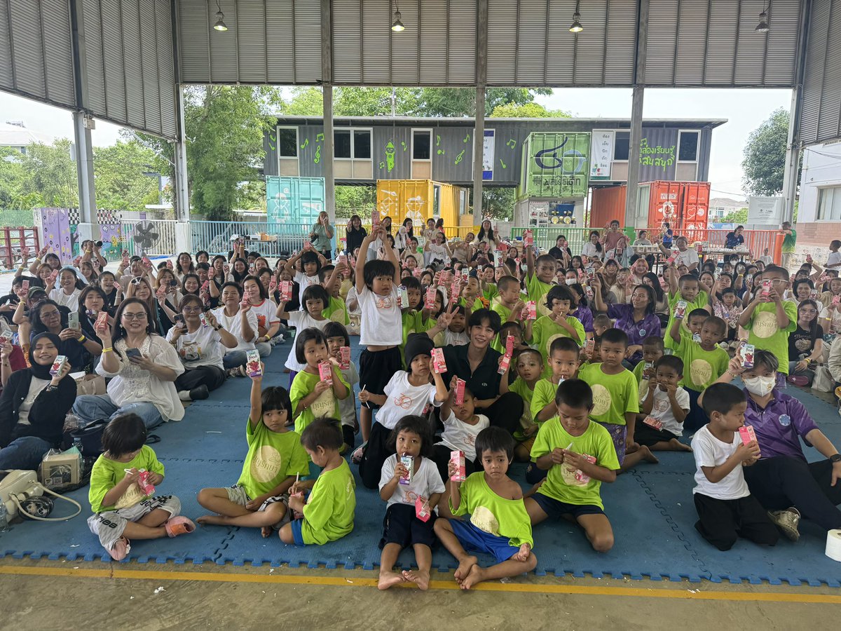 argentis_th's tweet photo. ทำบุญวันเกิดวอร์ วนรัตน์ กับแฟน ๆ ที่น่ารัก 💕

ขอขอบคุณน้อง ๆ จากโรงเรียนอนุบาลหมู่บ้านเด็ก สานรักที่มาเป็นส่วนหนึ่งในงาน 30th AnniWARsary: I WISH YOU HAPPINESS

และ @iLoveUnif สำหรับน้ำผักผลไม้ที่ร่วมกันทำบุญในครั้งนี้นะคะ 

 #30นี้ร่วมบุญกับวอร์
#30thAnniWARsary https://t.co/bWqIUhDtQW