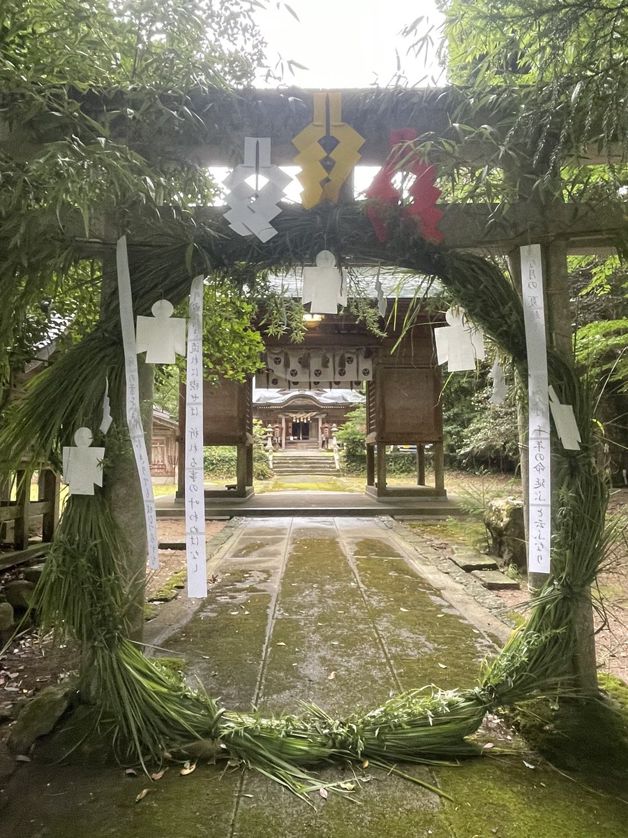 茅の輪の飾りつけが出来上がりました。どうぞお参りください．