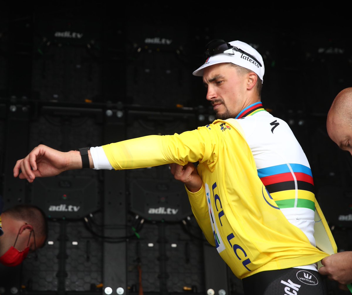 MaillotjauneLCL's tweet photo. 💛 𝗟𝗔 𝗦𝗧𝗔𝗧 💛

🇫🇷 La dernière fois qu’un Français a remporté la 1ère étape du Tour de France et pris le #MaillotJauneLCL il s’agissait de Julian Alaphilippe en 2021. Il l’avait cédé le lendemain à Mathieu van der Poel. 
💛 Romain Bardet pourra-t-il faire mieux et le conserver ce soir à Bologne ? 

#TDF2024
