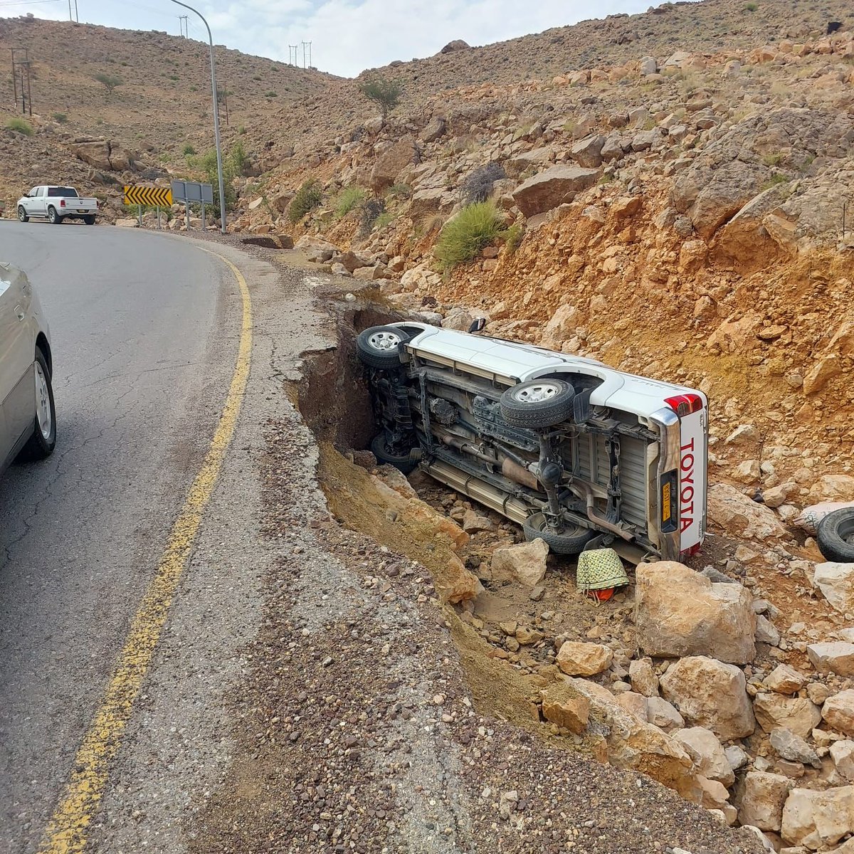 الصورة المرفقة بالطريق الجبلي للولاية (العقبة) هذا اليوم وتتحدث عن نفسها حيث لا يوجد تعليق أبلغ من ذلك ومع استمرار الوضع الى أمد غير معلوم نسأل الله السلامة للجميع
إن إستمرار الصيانة الحالية الجانبية للطريق في بعض الأماكن غير مجدية وترك الأضرار الجسيمة المؤثرة دون إصلاح أو تعديل