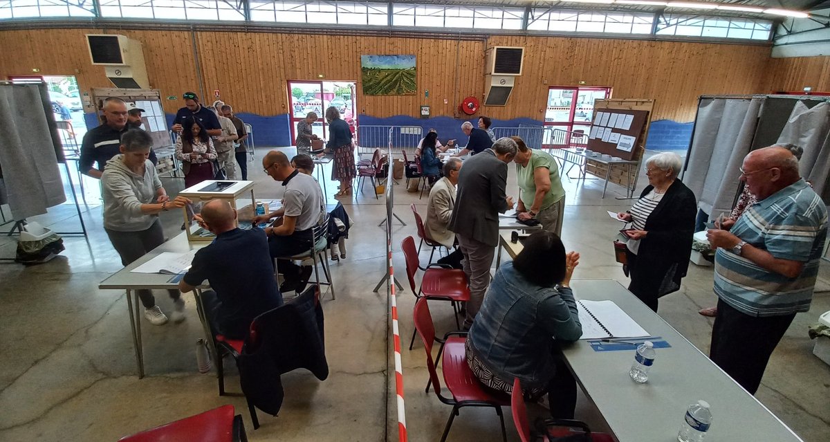 ThomasJonckeau's tweet photo. "Ça a commencé fort et très tôt, constate une assesseure au 9e bureau de Bergerac, salle René Coicaud. Une dame est même arrivée à 7h40 pour voter. On a du lui expliquer qu'il fallait attendre jusqu'à 8 heures." @SO_Dordogne https://t.co/tmpBvjqFtQ