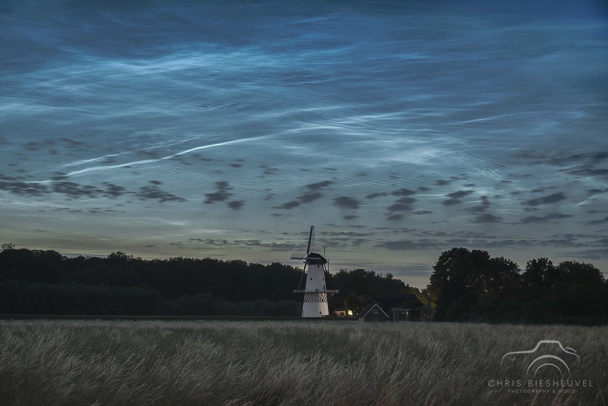 Afgelopen vrijdagavond om 23.45 uur kon je genieten van een fraaie lucht gevuld met #lichtendenachtwolken 
Ik koos molen de Vlinder als compositie 🙂 
#netherlands #NoctilucentClouds #nlc