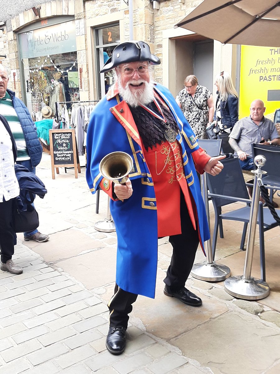 An amazing afternoon tea experience with <a href="/canaltrips/">Skipton Boat Trips</a> yesterday.  Look who we met on our walk around #skipton afterwards! <a href="/yourskipton/">Your Skipton Radio</a> <a href="/IlkleyChat/">Ilkley Chat</a>