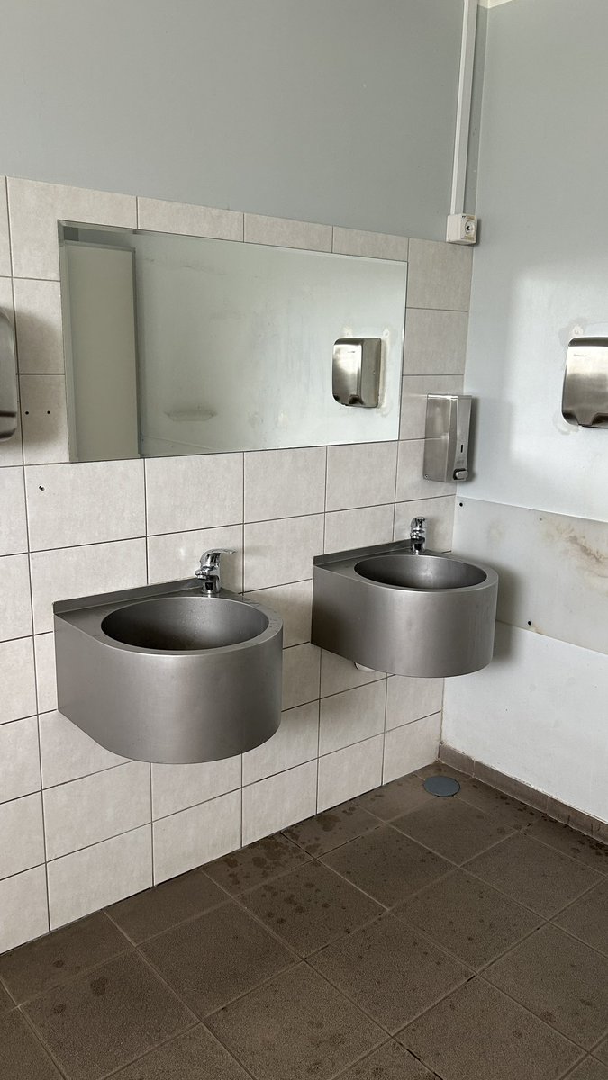 Šis, protams, interesanti jeb no <a href="/nibures/">vides nepieejamības departaments</a> repertuāra. Bērnu laukumiņā tualetes (kas pats par sevi jau forši), bet... Kāpēc nekas nav bērnu izmēra? Nedz podi, nedz izlietnes. Bet lietotāji 85% tak ir mazizmēra 🤷🏻