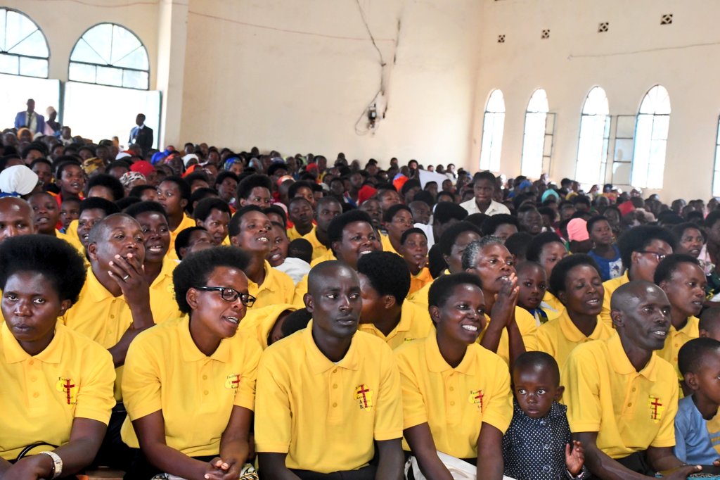 KayanzaProvince's tweet photo. #Burundi Le gouverneur de @KayanzaProvince, en compagnie de son épouse, s'est joint ce dimanche aux chrétiens de l'Eglise #FECABU de #Matita sise au chef-lieu de la @CommuneKayanza dans la prière dominicale . https://t.co/Hmg9Vb4VDm