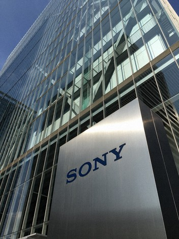 hdnumerique's tweet photo. 🚨 Alerte : #Sony arrêterait la production de disques #Bluray pour le grand public ⁉️
➡️➡️https://t.co/BuA9XpqtPr
🤔 Et bien non, ne paniquez pas ! 📀 On parle des #BDR & #BDRE à graver à la maison... Et c'est une restructuration, pas un abandon.
😅😅Donc ce n'est en rien un coup d'arrêt pour les éditions #Bluray et #4K #UltraHDBluray ...🎉