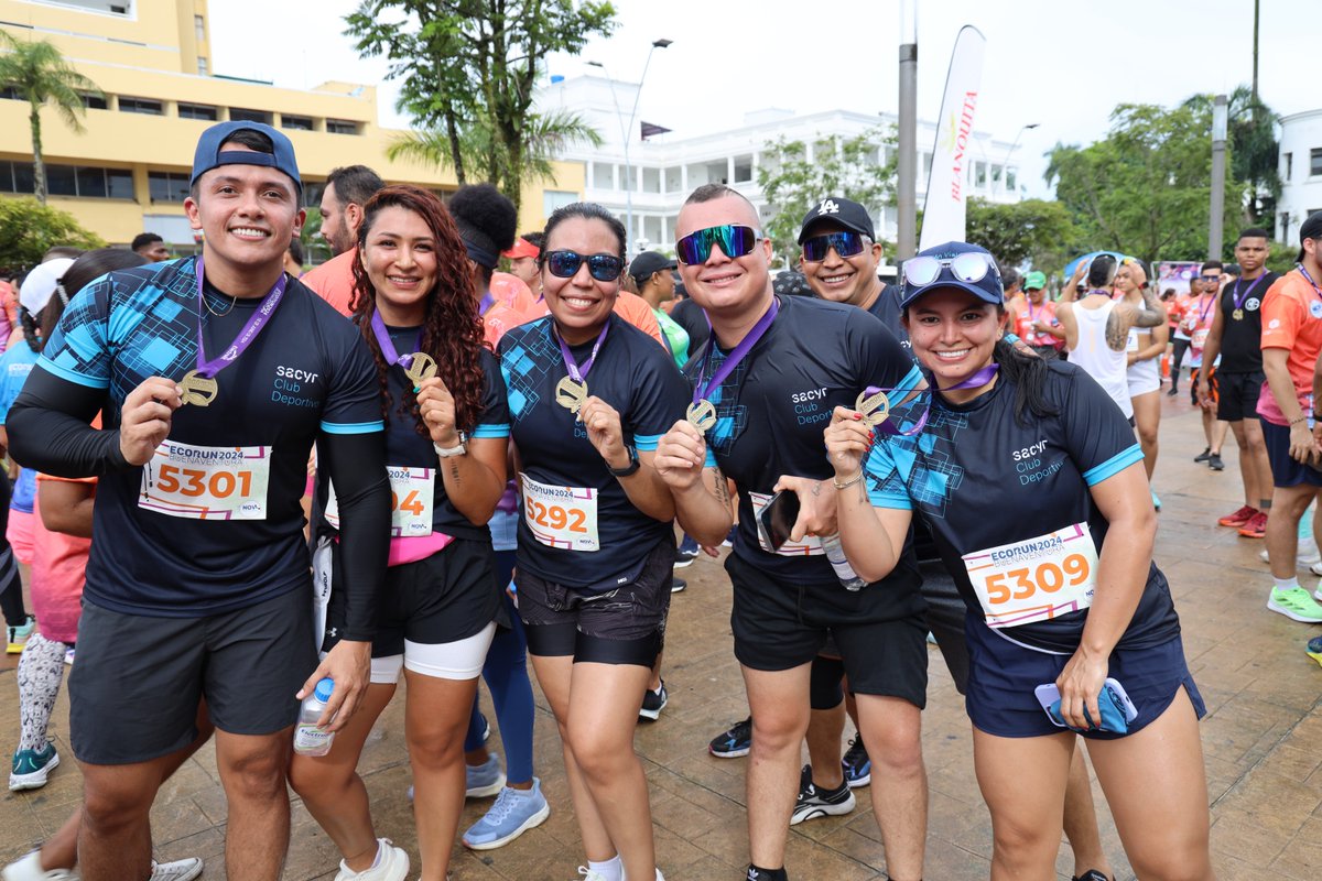 SomosSacyr's tweet photo. 👏Bravo por nuestros corredores de @CaminoPacifico

🏃‍♂️Este gran equipo participó en la #ECORUNBuenaventura representando al #ClubDeportivoSacyr 

🚮Además, los participantes realizaron una caminata de limpieza en el malecón de la bahía de #Buenaventura

#RumboSacyr @sacyrcareers https://t.co/vtmKhQPHQv